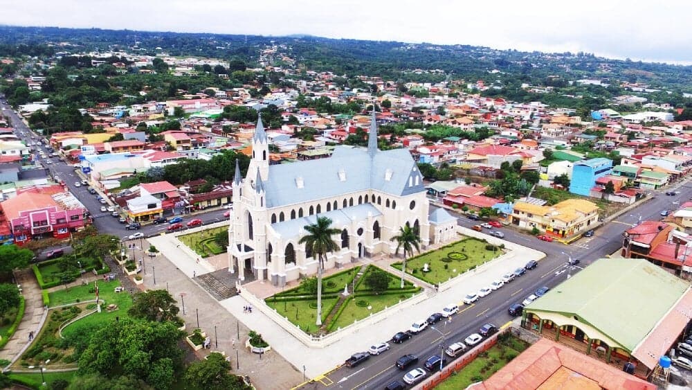 Descubre lo Mejor de Heredia: Un Tour de 5 Días Entre Cultura y Paisajes Exuberantes