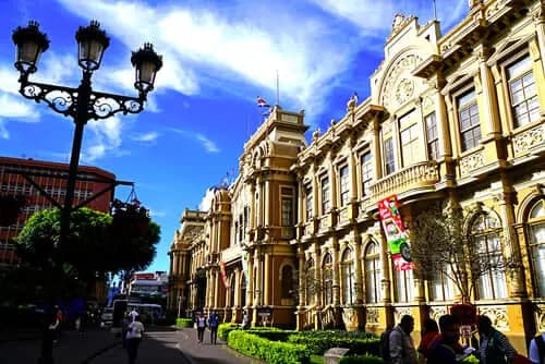 Recepción, traslado al hotel y tour de San José.