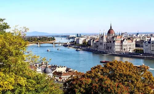 (Lunes)  Budapest