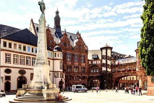 (Lunes)  Frankfurt – Rothemburgo – Fussen – Innsbruck