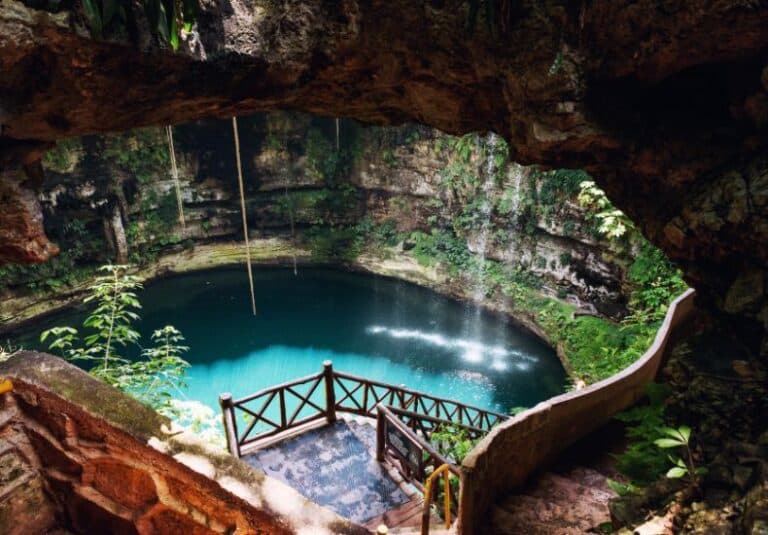 Cenotes en Yucatán: Naturaleza Sagrada Bajo la Tierra